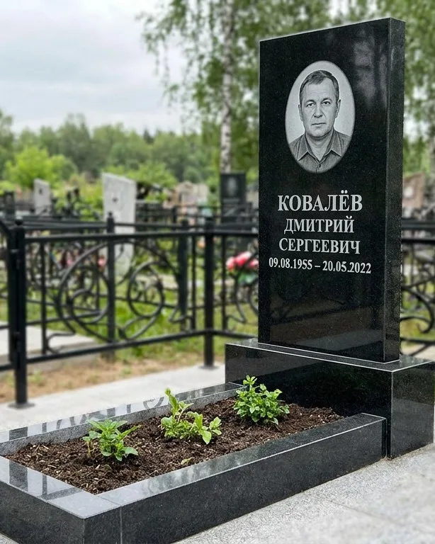 Горизонтальный серый памятник под ключ, осень в Альметьевске