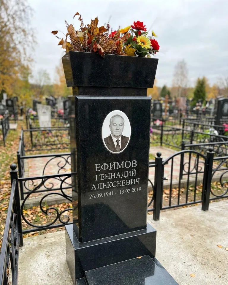 Двойной семейный памятник под ключ с портретами в Альметьевске