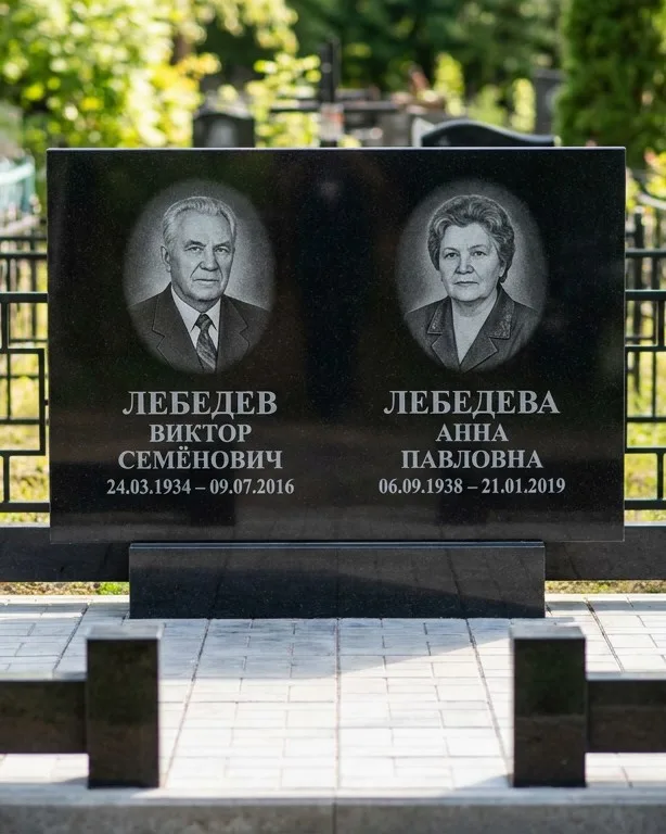 Памятник под ключ из красного гранита в Альметьевске