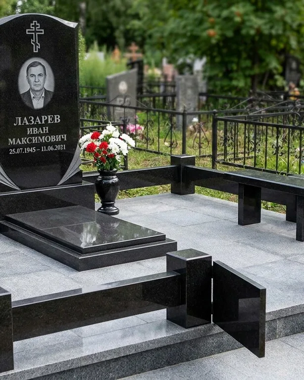 Памятник под ключ зимой с венком в Альметьевске