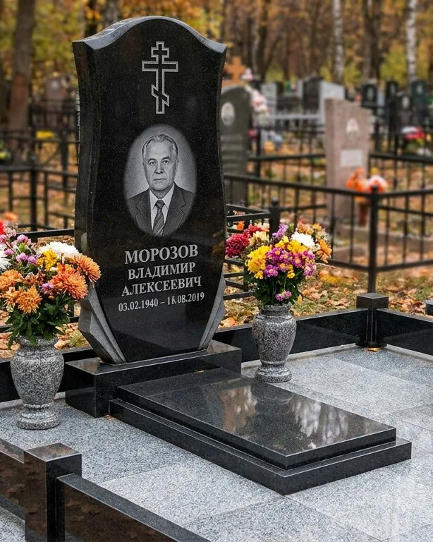 Памятник под ключ со скамьёй и мощением в Альметьевске