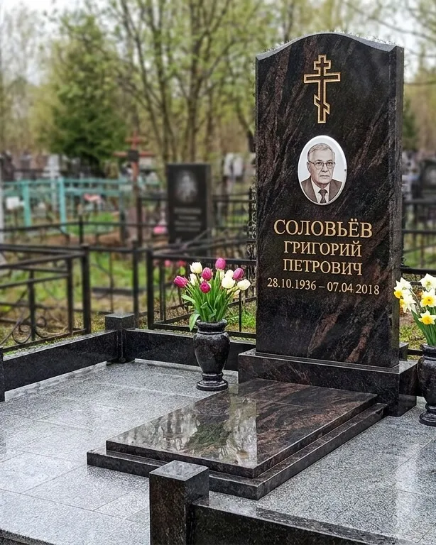 Памятник под ключ с гранитным цоколем и вазой, осень в Альметьевске