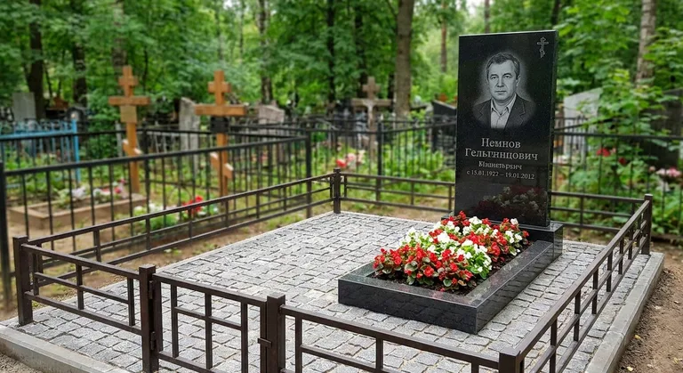 Памятник под ключ с цветником и благоустройством в Альметьевске