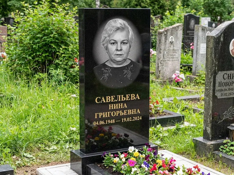 Портрет на памятнике в Альметьевске — Паспортное фото восстановили и награвировали на чёрной стеле