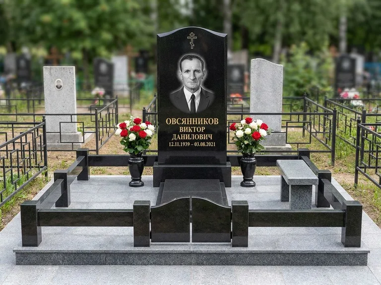Портрет на памятнике в Альметьевске — Старый снимок → гравировка на премиум-комплексе с плиткой и оградой