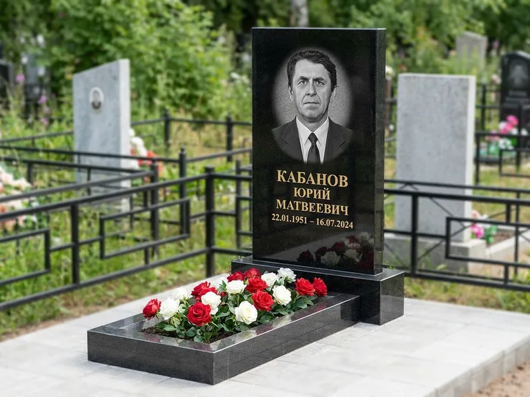 Портрет на памятнике в Альметьевске — Старый снимок → гравировка на вертикальной стеле