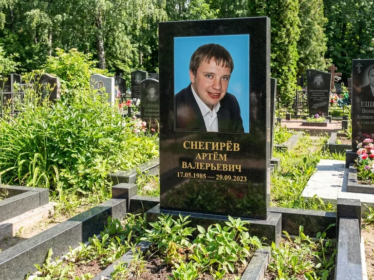 Портрет на памятнике в Альметьевске — Цветное фото → прямоугольная фотокерамика на чёрном граните