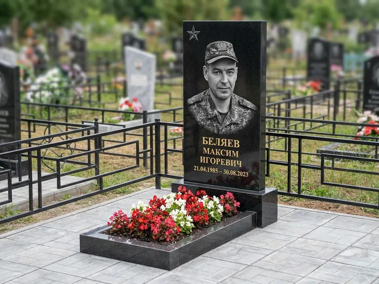 Портрет на памятнике в Альметьевске — Военное фото → цветная фотокерамика, гравированная звезда