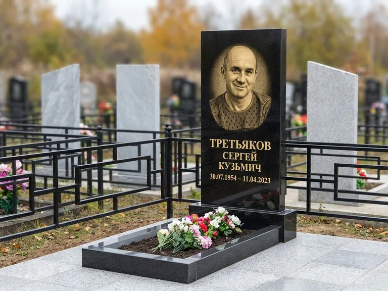 Портрет на памятнике в Альметьевске — Восстановленный портрет → гравировка на вертикальной стеле