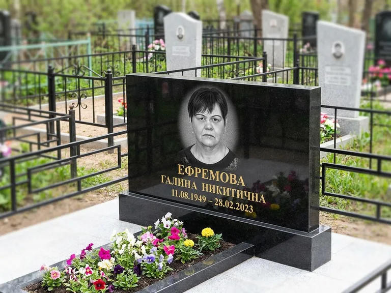 Портрет на памятнике в Альметьевске — Ч/б портрет → гравировка на горизонтальном памятнике