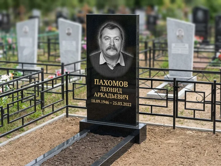 Портрет на памятнике в Альметьевске — Маленькое фото → гравировка на простом бюджетном памятнике