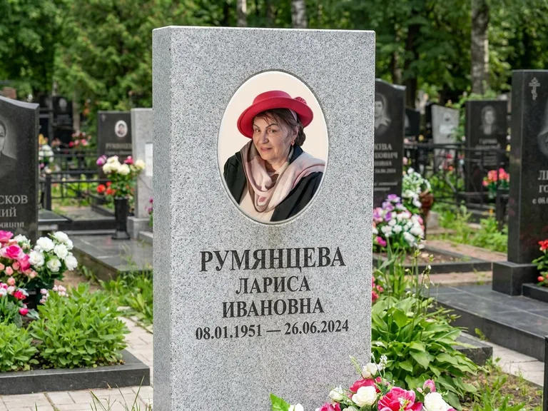 Портрет на памятнике в Альметьевске — Цветной портрет → овальная фотокерамика на светлом камне
