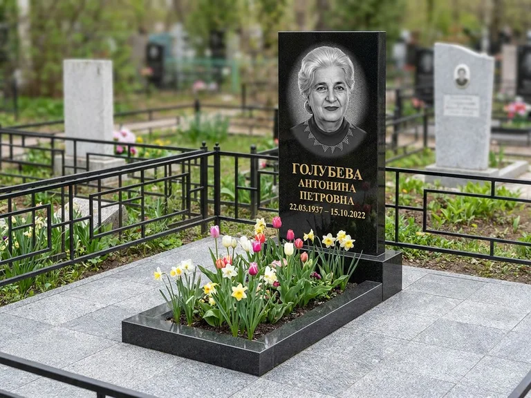 Портрет на памятнике в Альметьевске — Выцветший скан восстановили и награвировали на стеле