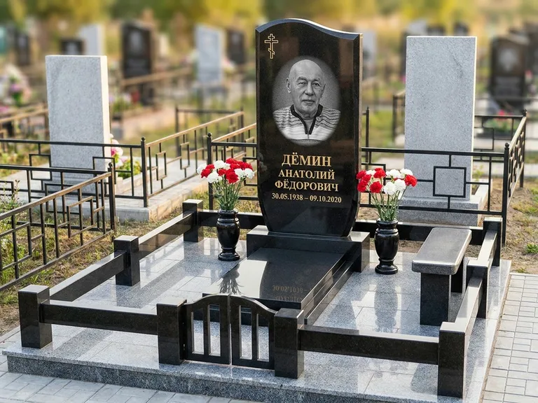 Портрет на памятнике в Альметьевске — Реставрация → гравировка на премиум-комплексе