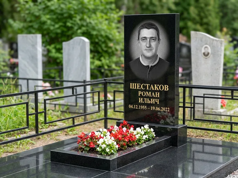 Портрет на памятнике в Альметьевске — Ч/б портрет → гравировка на стеле