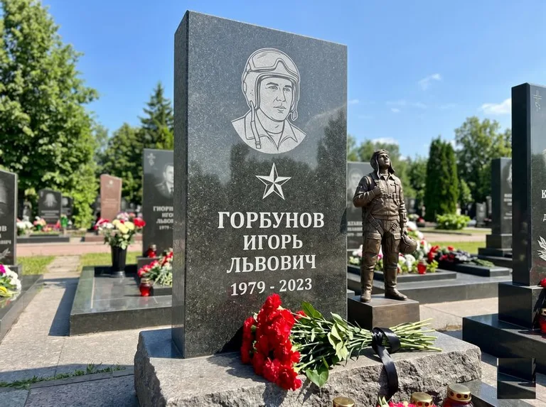 Гранитная фигура лётчика на памятнике военному со звездой в Альметьевске