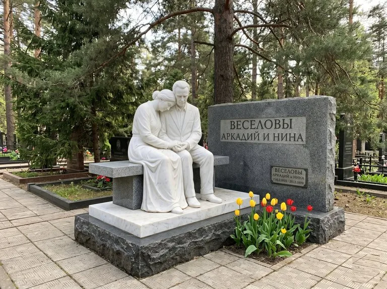 Мраморная скорбящая пара на эксклюзивном мемориале в Альметьевске