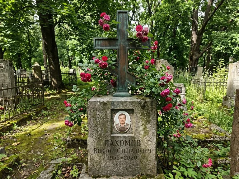 Бронзовый крест с розами на гранитной плите в Альметьевске