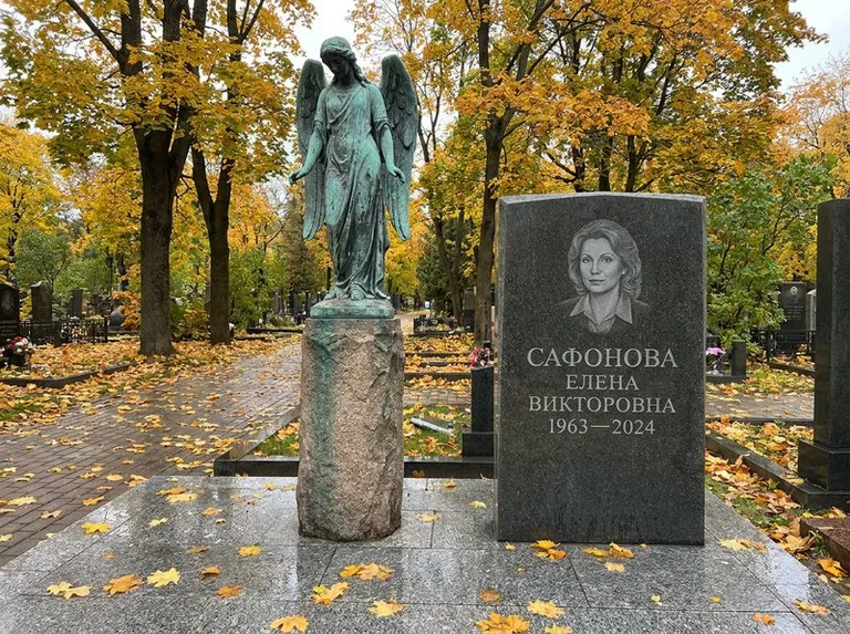 Бронзовый ангел на колонне рядом с памятником в Альметьевске