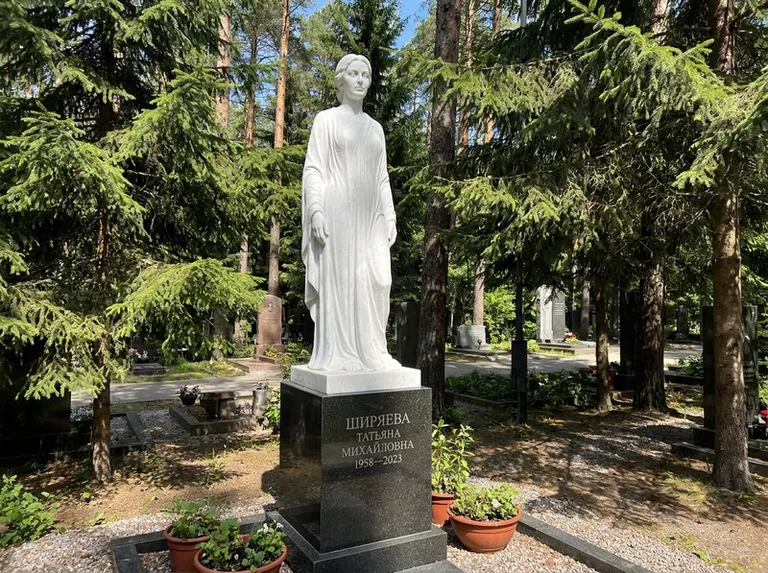 Ростовая женская фигура с портретным сходством на мемориале в Альметьевске