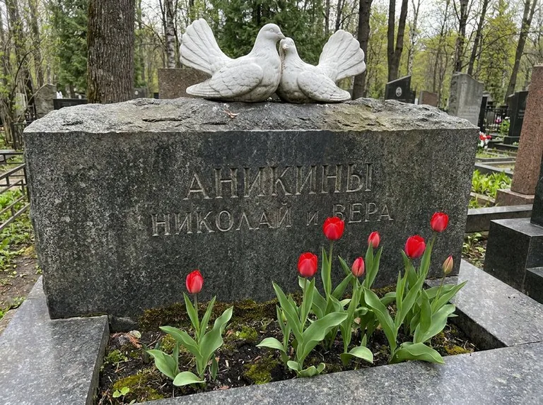 Пара голубей из литьевого мрамора на гранитной плите в Альметьевске