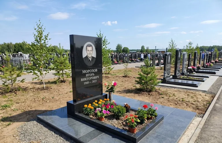 Уборка могилы со скамьёй до и после в Альметьевске
