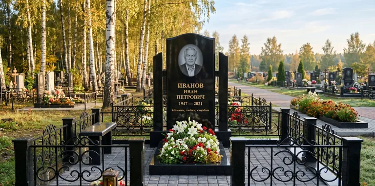 Мемориальный комплекс с цветником и оградой в Альметьевске
