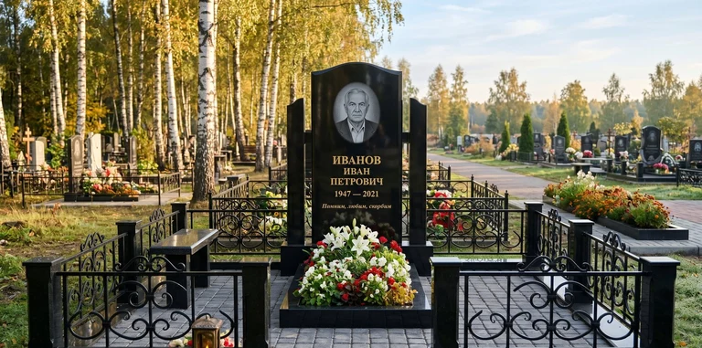 Установка памятника на могилу под ключ в Альметьевске — гранитный мемориальный комплекс, ограда, плитка, благоустройство