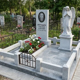Памятник со скульптурой ангела из серого гранита