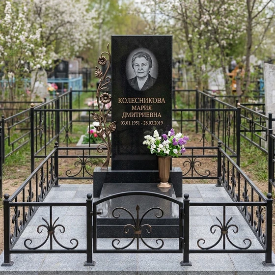 Памятник с изысканным металлическим декором на граните