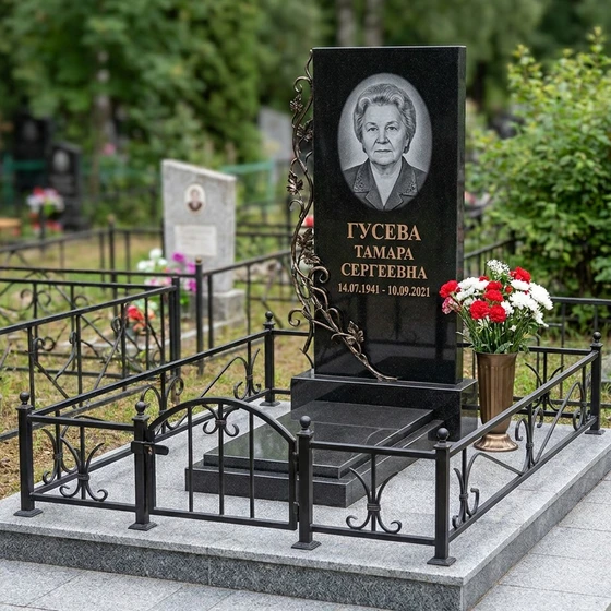 Гранитный памятник с металлическим декором
