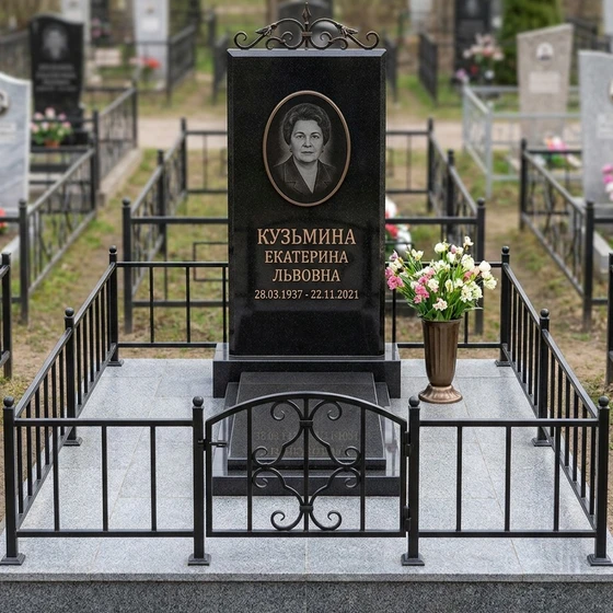 Долговечный гранитный памятник с бронзовыми акцентами