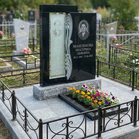 Памятник из чёрного гранита со стеклянной вставкой