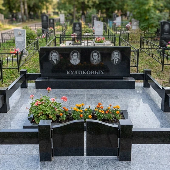 Семейный памятник на четверых из черного гранита