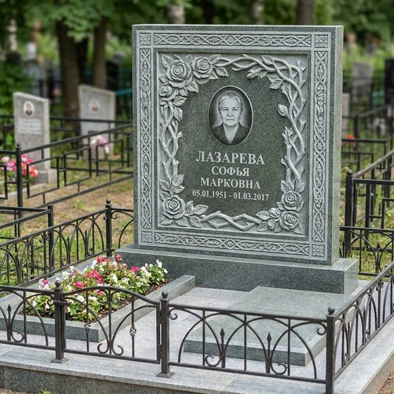 Резной памятник из серо-зелёного гранита