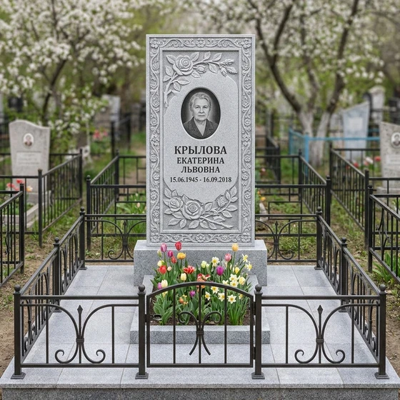 Памятник из серого гранита с художественной резьбой