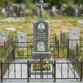 Католический памятник с латинским крестом из серо-зелёного гранита