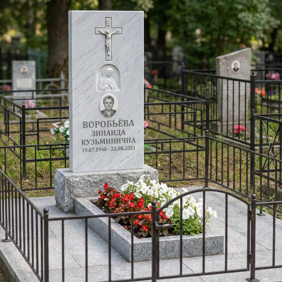 Пример дизайна: Светлый католический памятник из белого мрамора — фото и цена