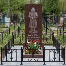 Памятник с портретом в полный рост из красного гранита