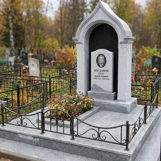Памятник в форме часовни из серого гранита