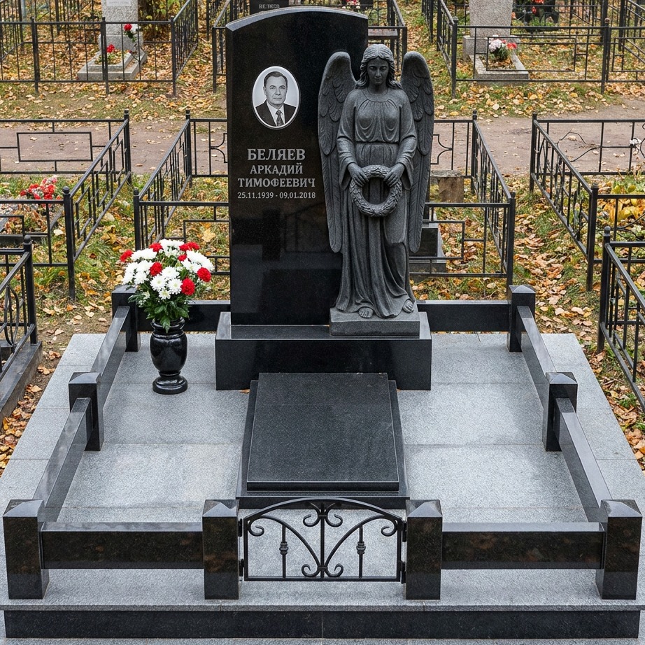 Пример дизайна: Памятник из чёрного гранита со скульптурой ангела в полный рост — фото и цена
