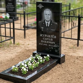 Памятник полицейскому — строгая стела с кокардой