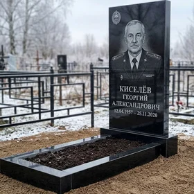 Памятник сотруднику полиции с кокардой