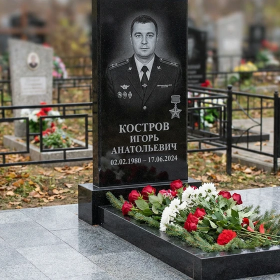 Памятник полицейскому со служебным значком