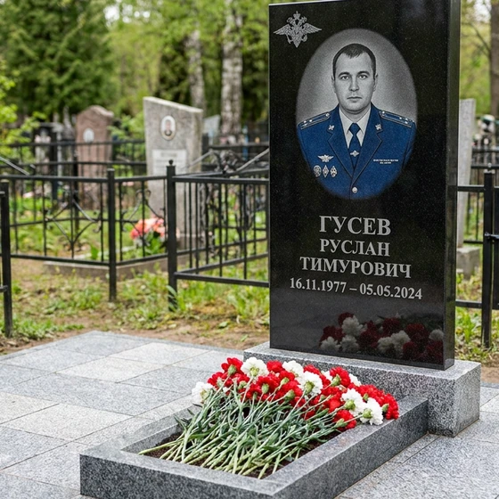 Памятник полицейскому с цветным портретом
