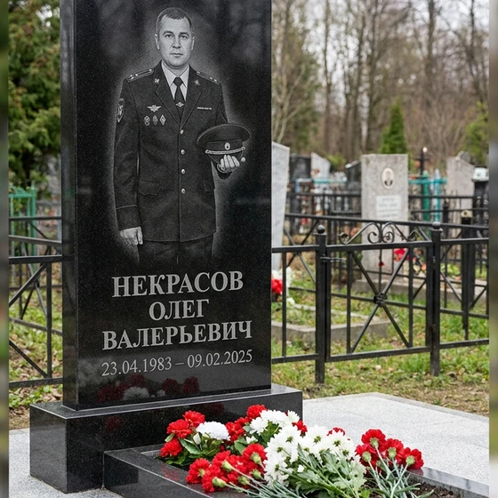 Памятник офицеру полиции с фуражкой в руке