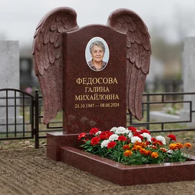 Мемориал с крыльями ангела из красного гранита Лежниковский