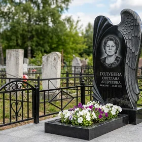 Памятник с крылом ангела из черного габбро-диабаза с портретом