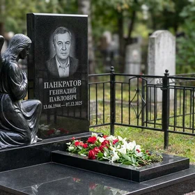 Памятник с коленопреклоненным ангелом из черного габбро-диабаза