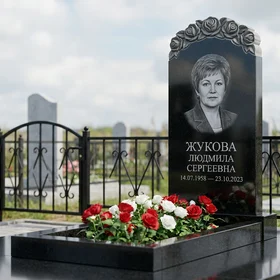 Памятник с гирляндой роз из черного габбро-диабаза